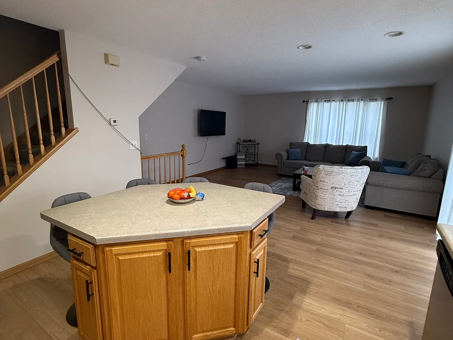 3 bed, 2.5 bath, 1900 sqft, $2,200 — Photo 4