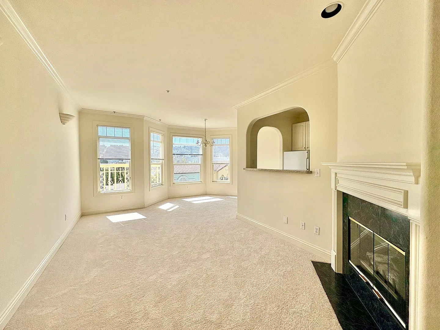 Stunning 1 Bedroom in Marina with Parking — Photo 1