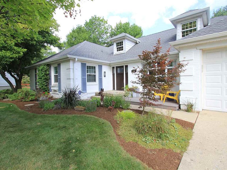 1st image of 742 Essex St