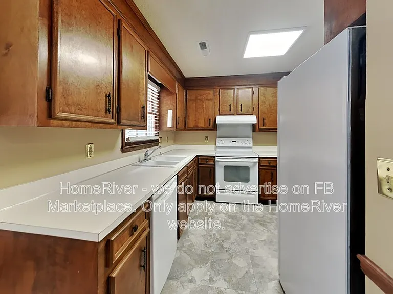 889 Twin Lakes Dr — Photo 5