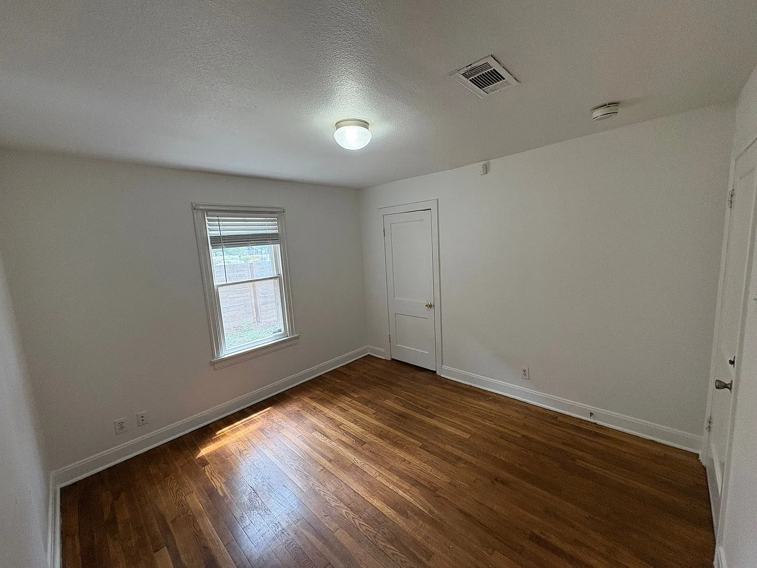 1 bed, 2100 sqft, $599 — Photo 4