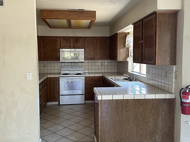 2150 Holder Ln — Photo 4