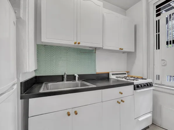 17 West 64th Street image 4 of 5