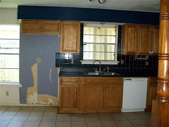4th image of 5828 S Oak Dr
