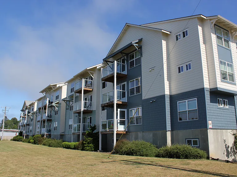 Yacht Club Apartments — Photo 1