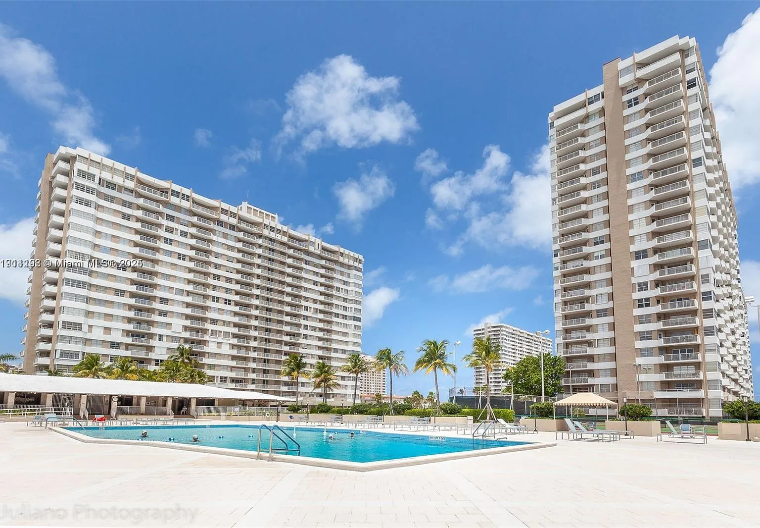 Hemispheres Condo — Photo 2