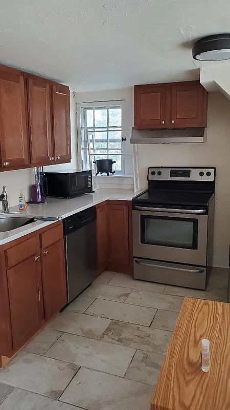 3 bed, 1.0 bath, 1030 sqft, $1,575 — Photo 1