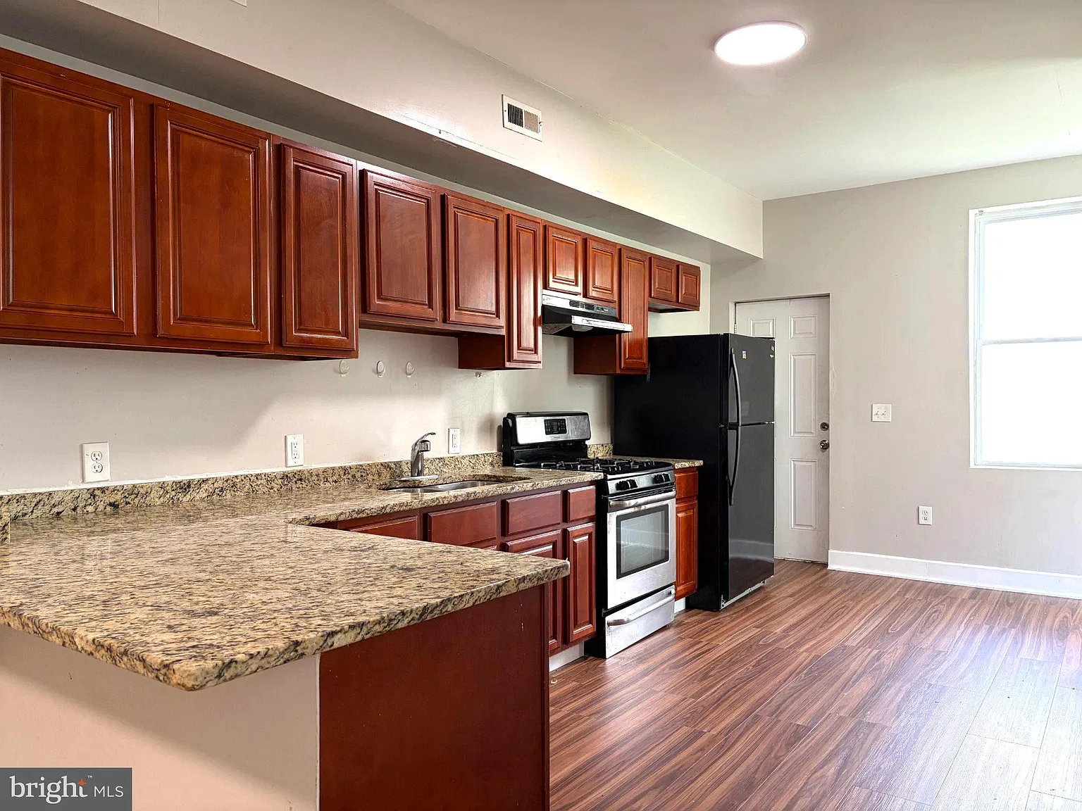 3 bed, 1.5 bath, 1728 sqft, $1,650 — Photo 4