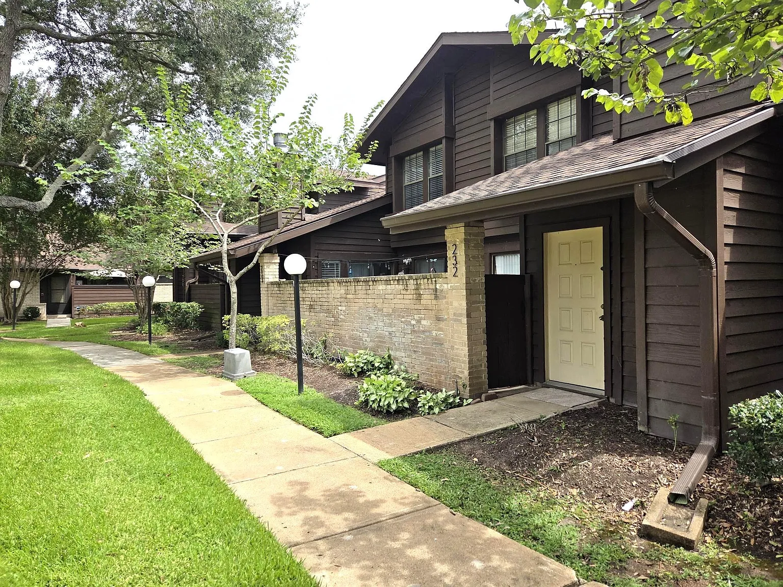 2 bed, 2.0 bath, 1274 sqft, $1,900 — Photo 2