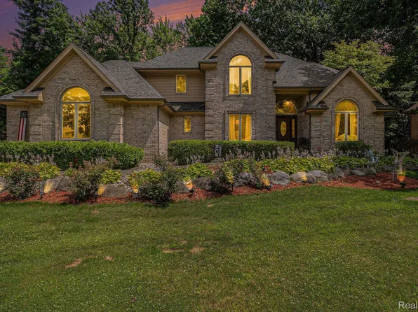 1306 Kings Pointe Rd, Grand Blanc, MI 48439