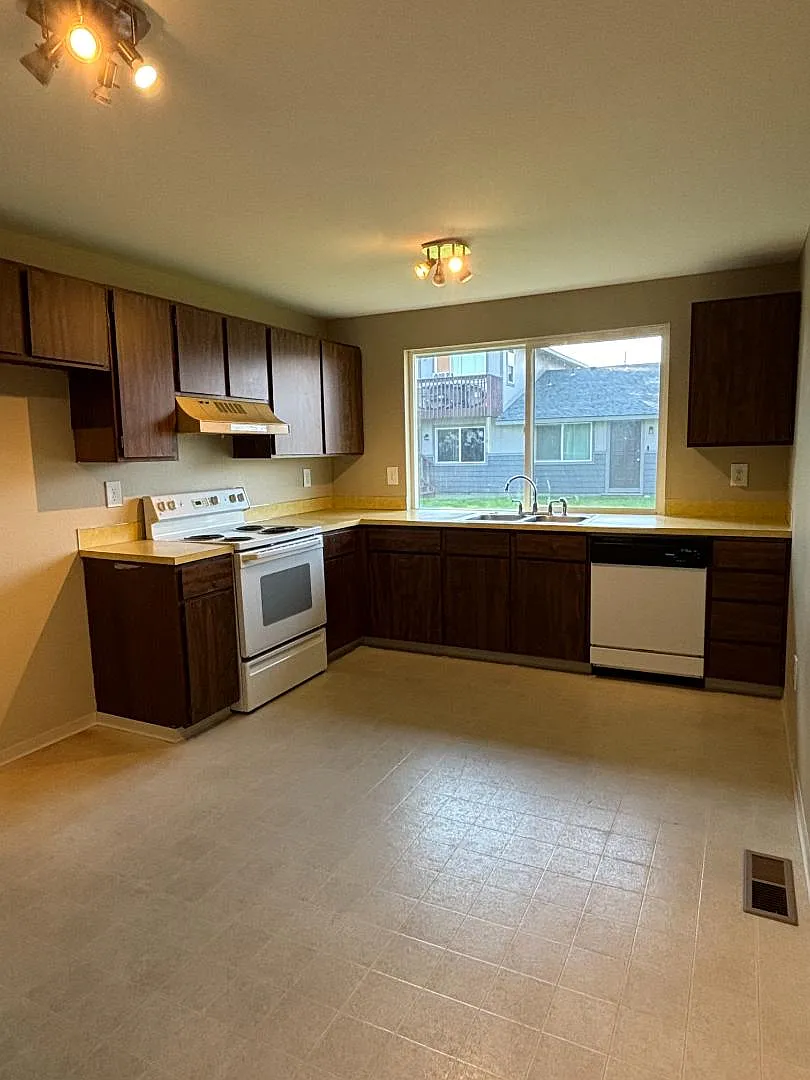 1005 S 42nd Ave - B — Photo 4