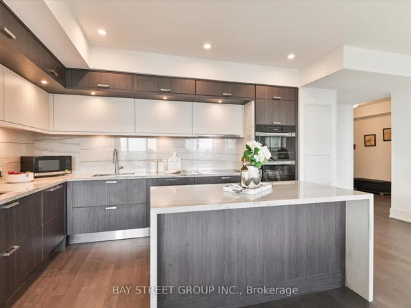 30 Inn On The Park Dr #2707, Toronto, ON M3C 0P7