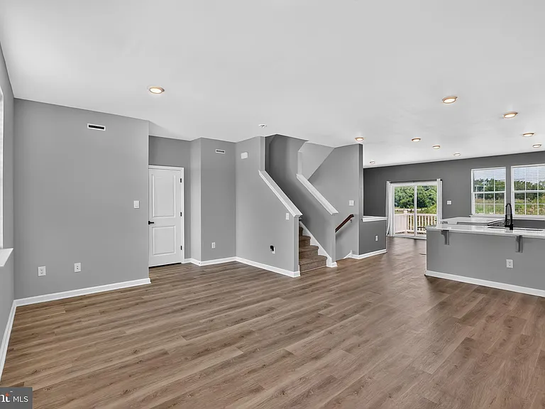 491 N Palace Dr — Photo 7