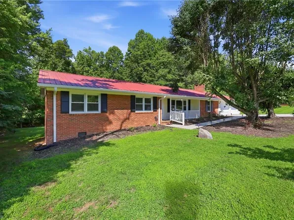7106 Waterbury Dr, High Point, NC 27263