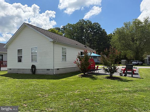 4th image of 325 Carter Ave
