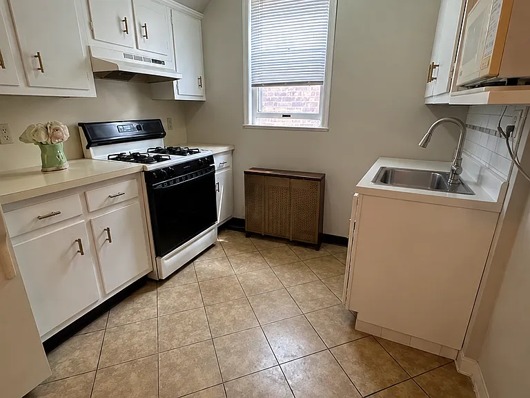 1722 Lurting Ave #2R — Photo 9