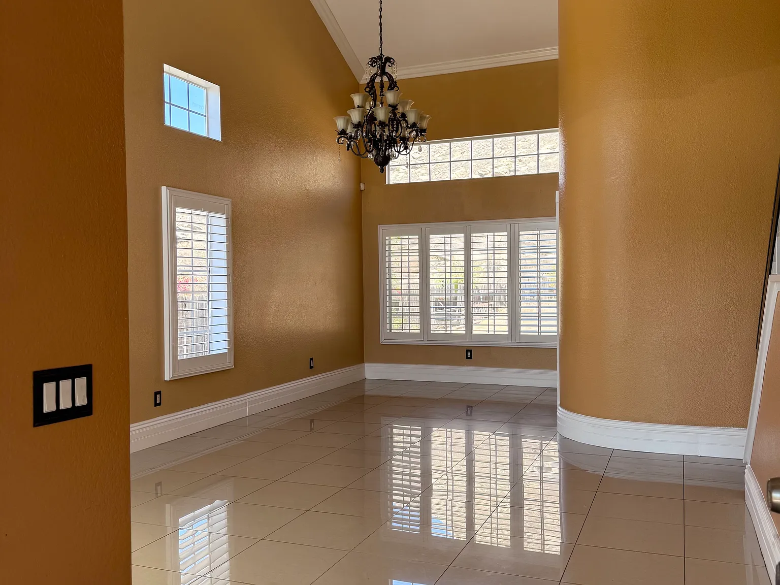 4 bed, 2.5 bath, 2334 sqft, $3,500 — Photo 3