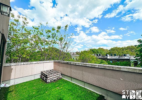 1st image of 584 Bainbridge St #4T