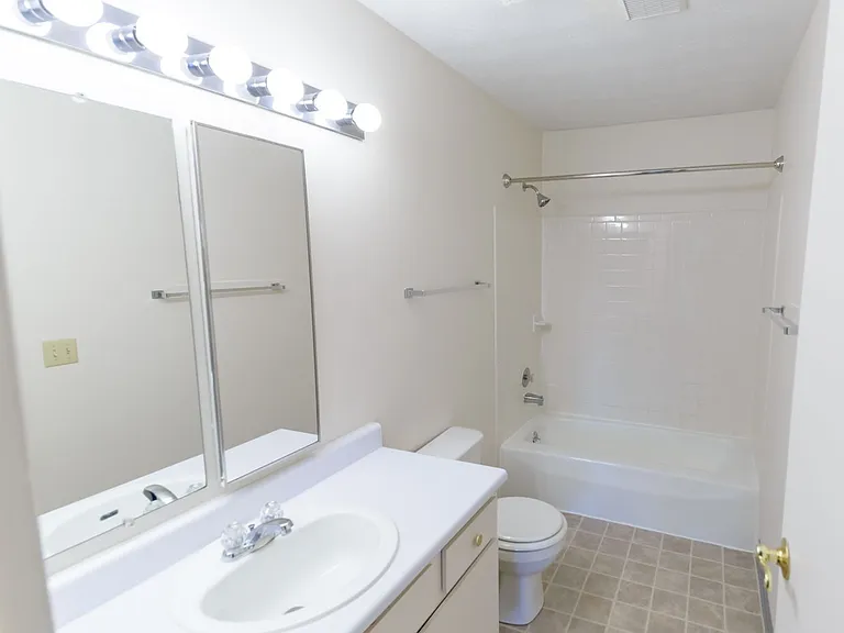 Windsor Gardens Apartments — Photo 83