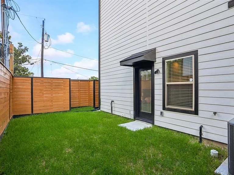 2339 Eagle St — Photo 17