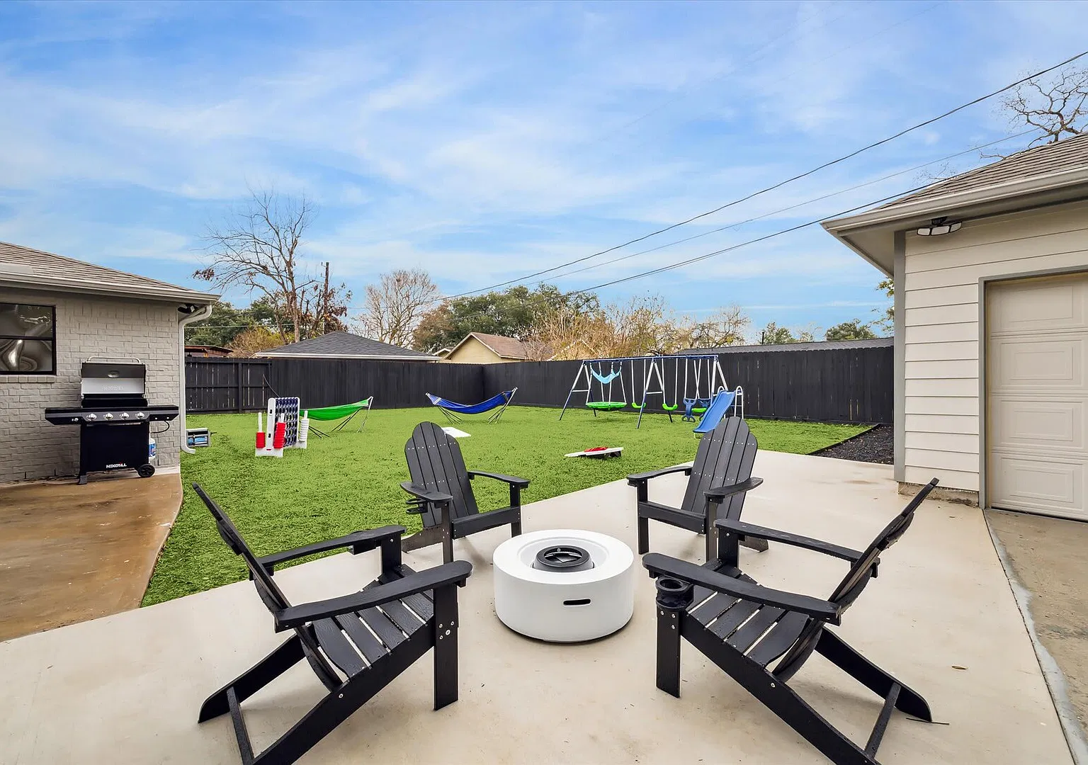 4BR Home Near Med Center with Hot Tub & Cinema — Photo 3