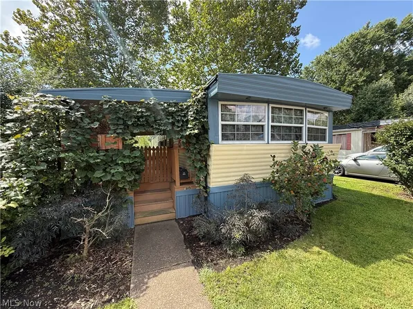 310 Gulf Stream Ln SE, New Philadelphia, OH 44663