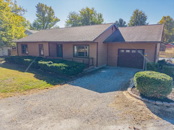 385 W 3rd St, Bonnie, IL 62816