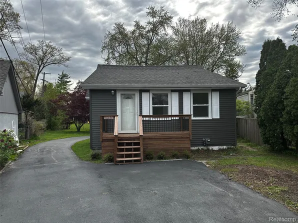 1449 Benvenue Ave, Sylvan Lake, MI 48320