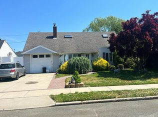 35 Berkshire Rd, Bethpage, NY 11714