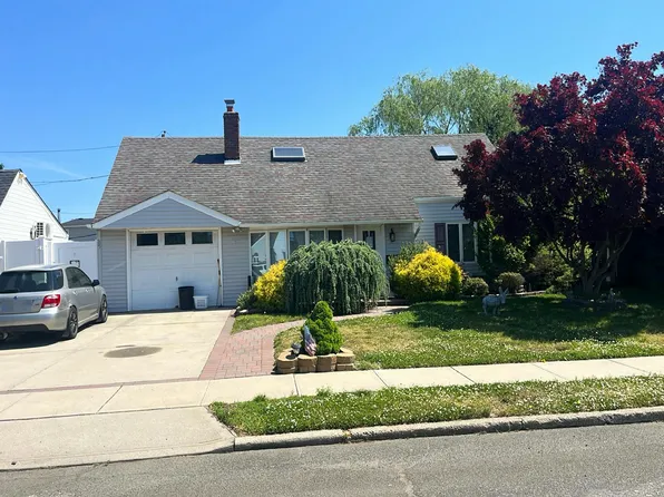 35 Berkshire Rd, Bethpage, NY 11714