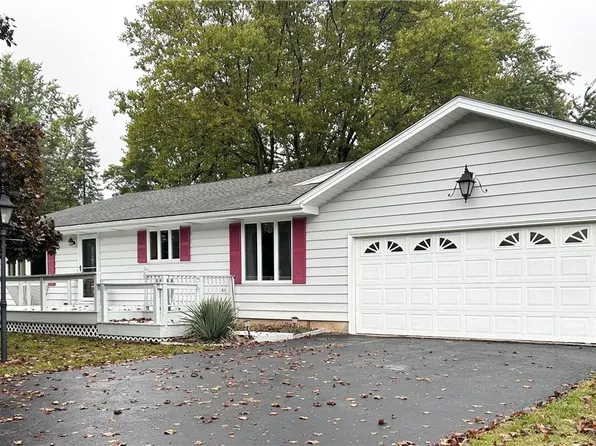 6371 Badger Dr, Lockport, NY 14094