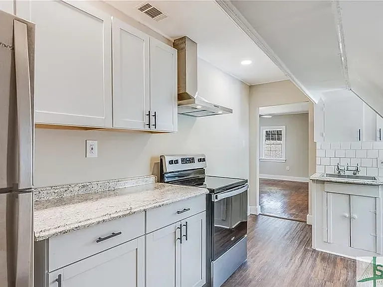 1403 E 51st St #B — Photo 6