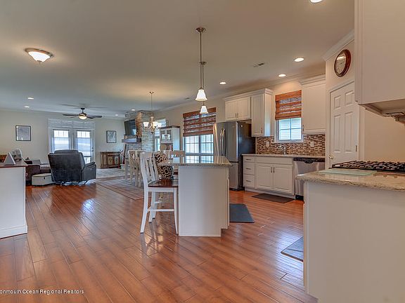 5th image of 19 Woodview Dr
