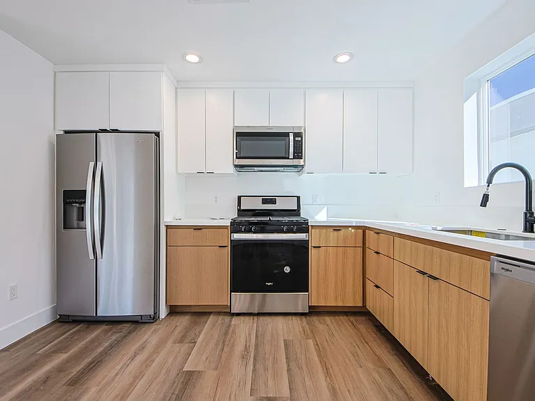 Luxury 3 & 4 Bed Townhomes a Short Walk to Topanga Village! — Photo 45