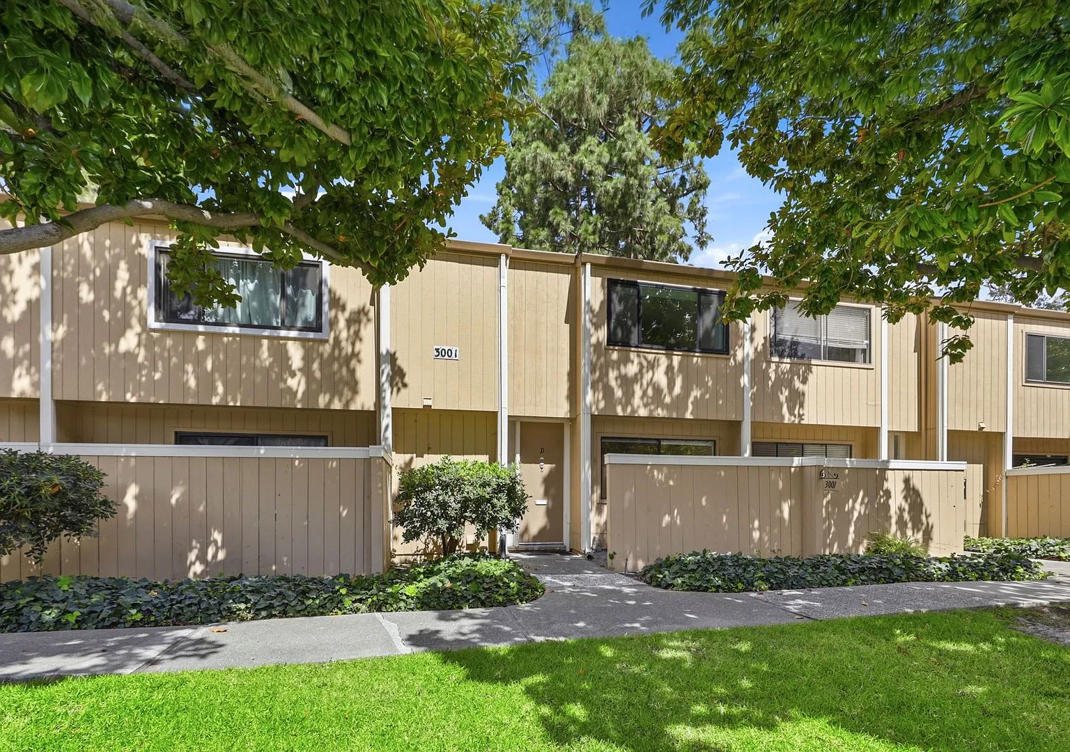 Wow! What a Great Home! Available Now! — Photo 3