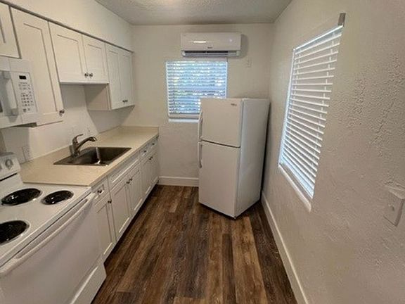 2nd image of 1821 Thomas St #3