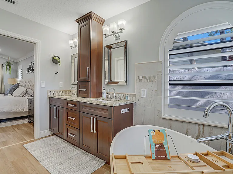 1313 Brampton Cv — Photo 30