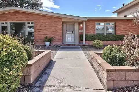 713 Montclaire Dr NE