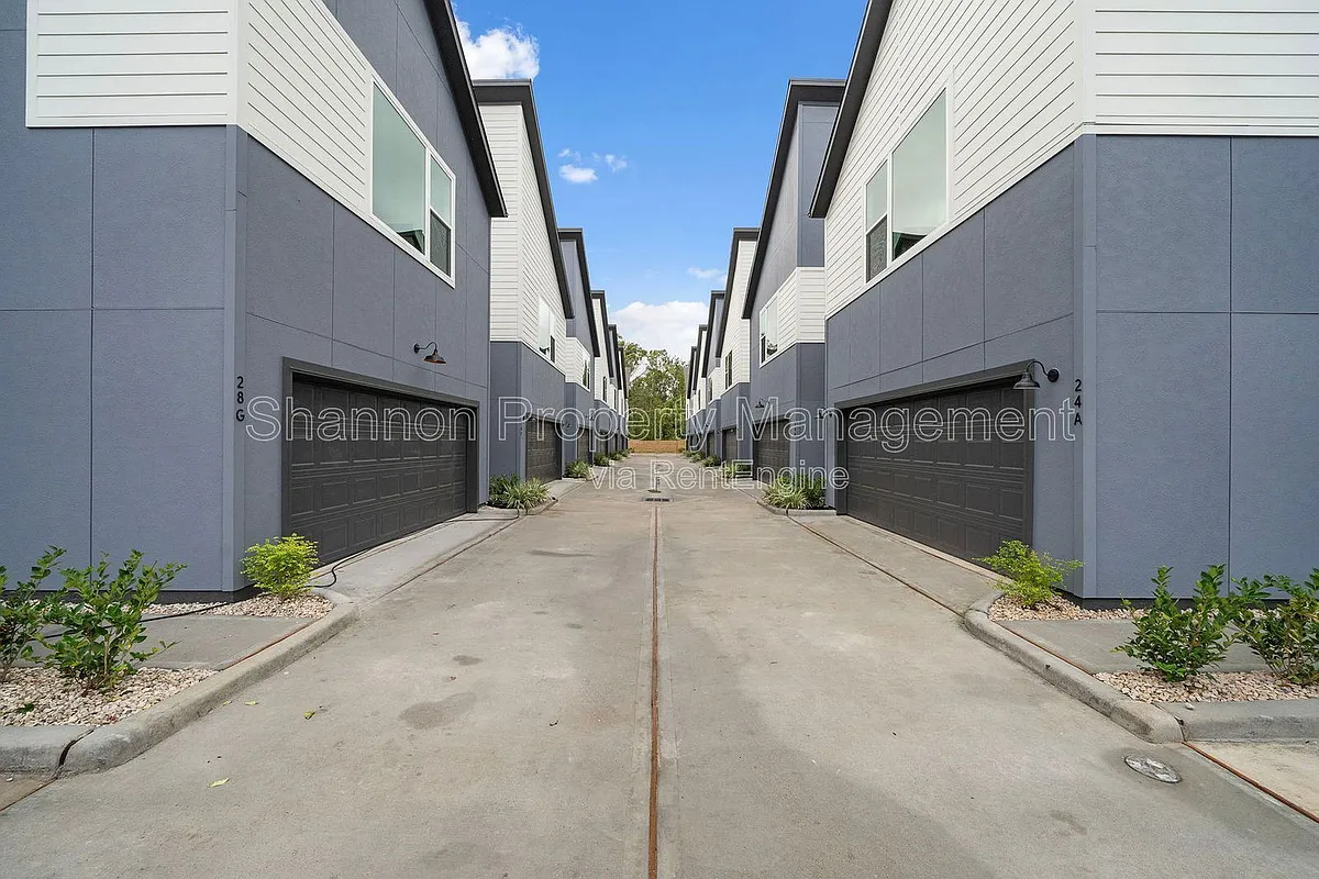 Building Photo - 24 Bucan St #C
