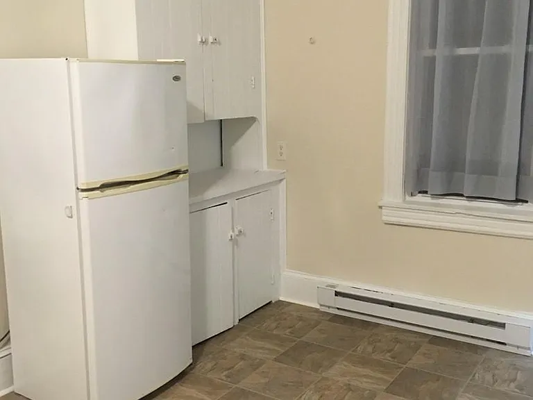 502 NW Front St #B — Photo 8