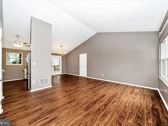 5th image of 218 Sandstone Dr