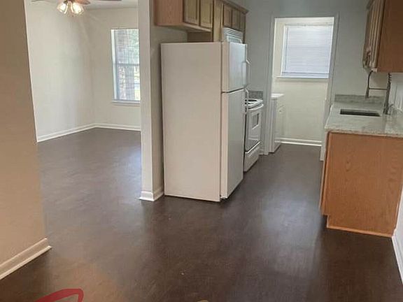 2nd image of 982 W Oak St