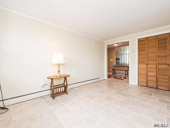3rd image of 6 Whitehall Ln