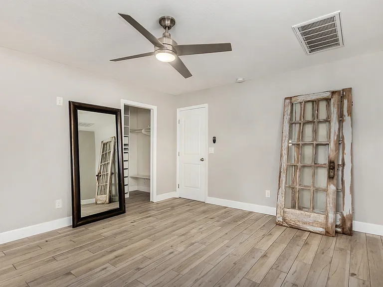 429 W Flower St — Photo 16