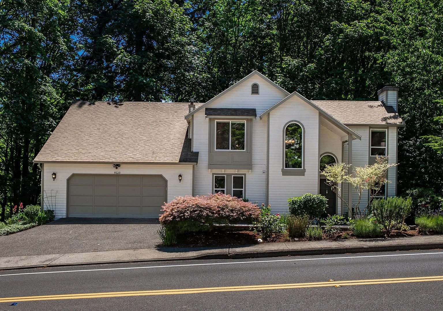 Exceptional Space. Flexiable Living. Kirkland Location — Photo 1
