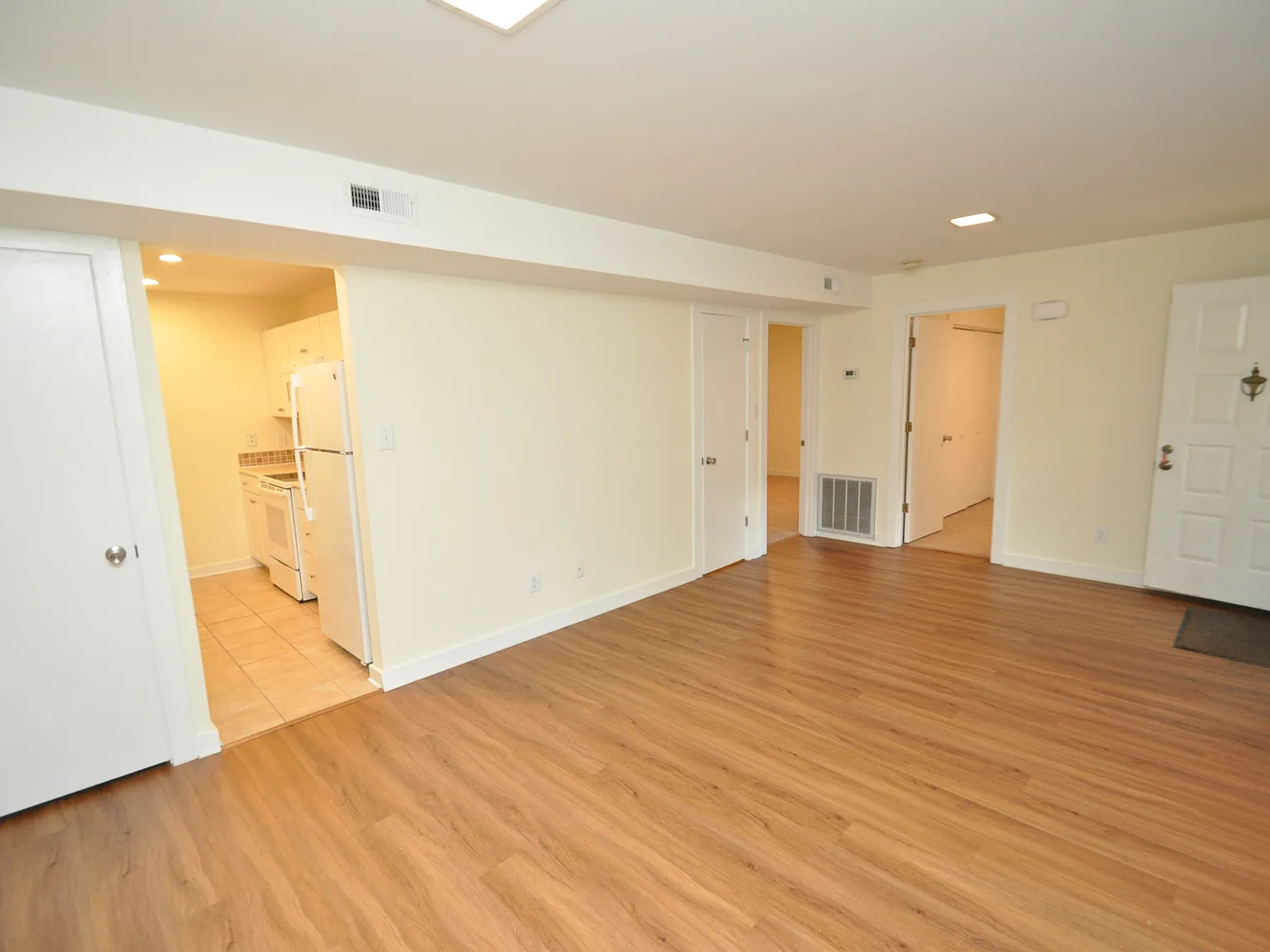 Charming 1st Floor Cary Condo Available Immediately — Photo 3