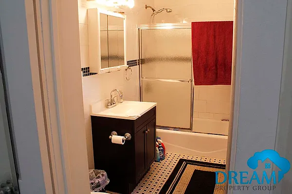 Rented by Dream Property Group LLC | media 28