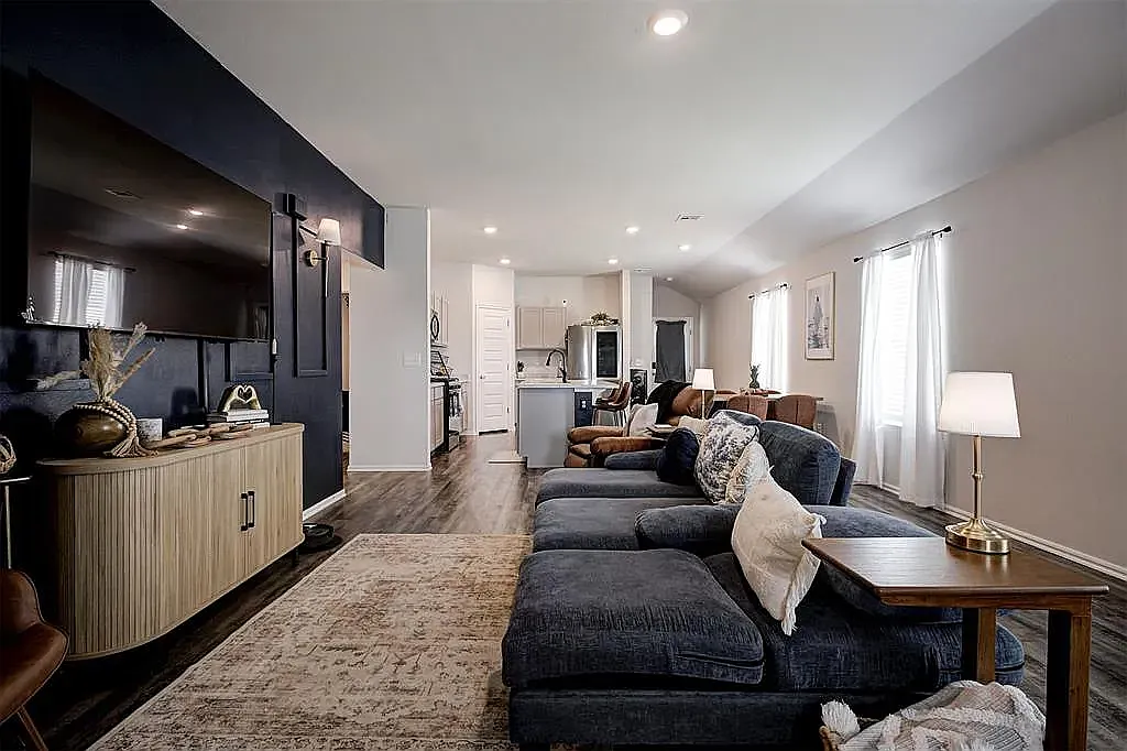 3 bed, 1376 sqft, $2,000 — Photo 3