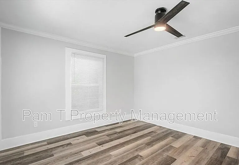 16 Helmken St — Photo 13