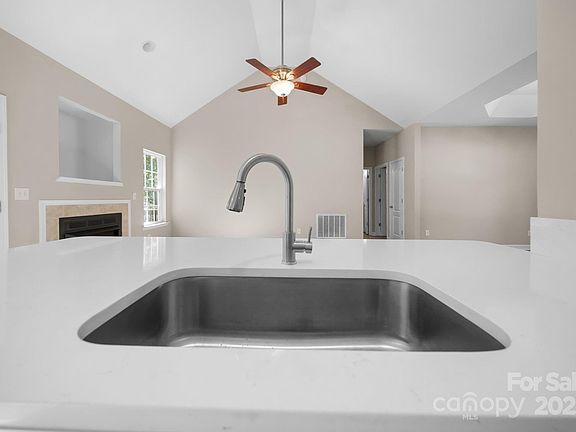 5th image of 125 Grafton Pl